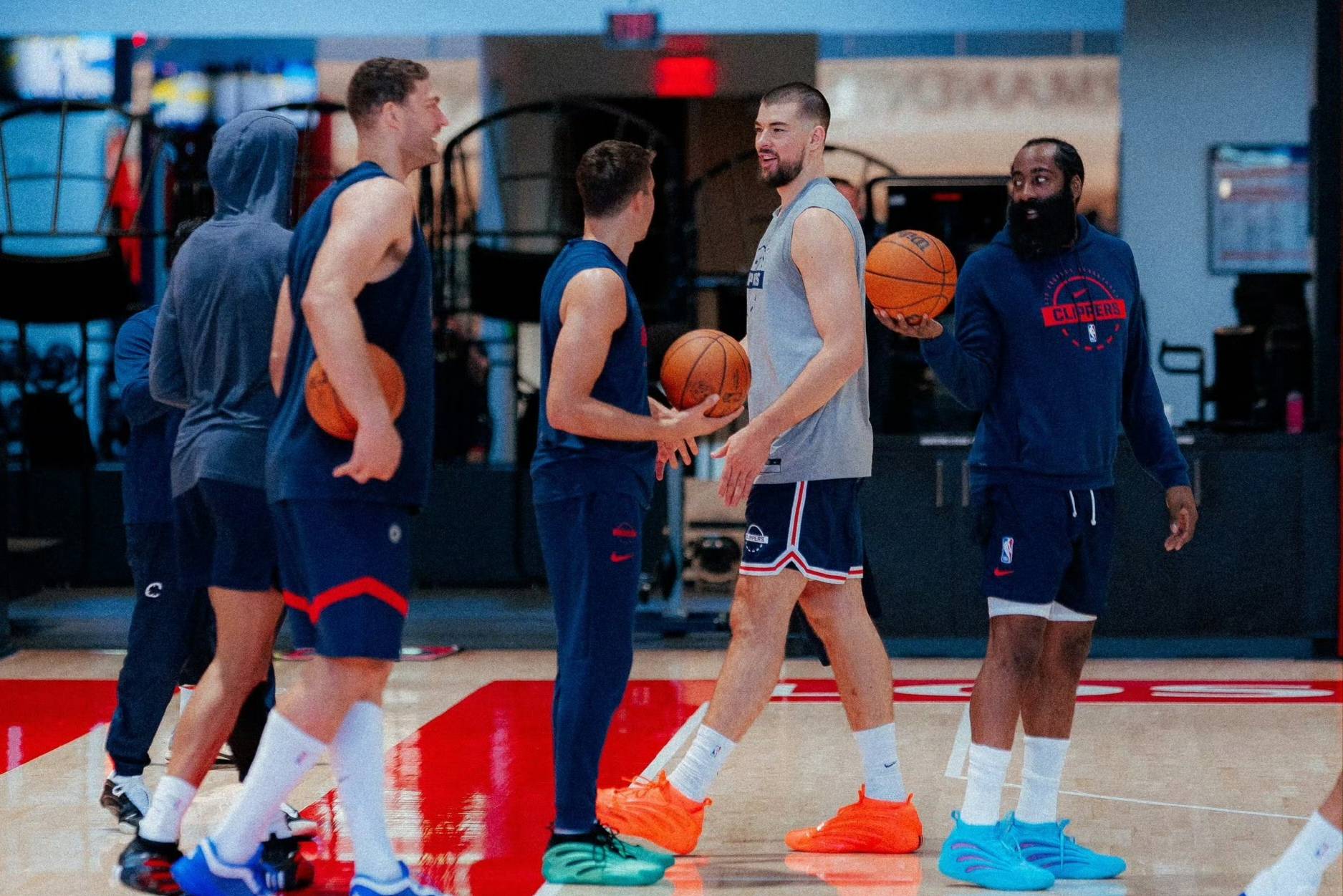 开元官网-转折点！洛杉矶快船远射贴柱，全明星赛集结日攻防权衡，信心回归，医务组通报恢复(洛杉矶快船新球馆)